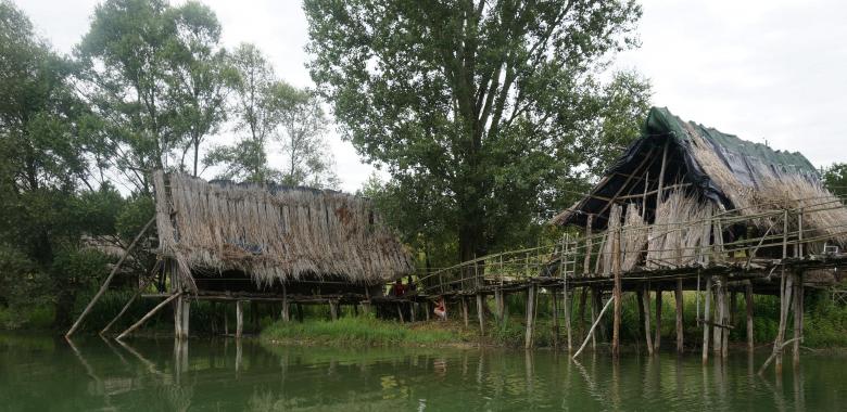 Une vue du lac: le village néolithique et le pont à refaire entièrement