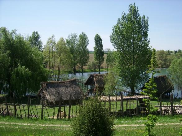 Une vue d'ensemble: le village néolithique et le pont au dessus du lac 